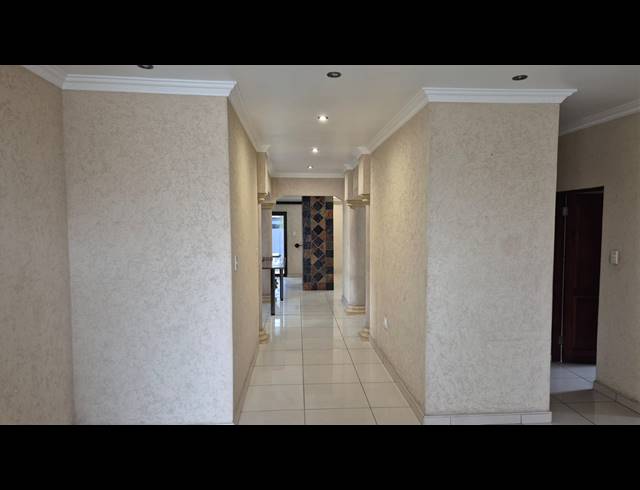 5 BEDROOM HOUSE FOR SALE IN HELDERWYK
